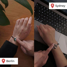 Lade das Bild in den Galerie-Viewer, Tippe auf den Sensor auf Deinem Armband und erzeuge eine sanfte Vibration und Aufleuchten auf dem Armband Deines Partners